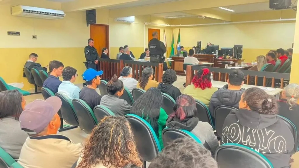 Júri condena três e absolve jovem por morte de pintor enterrado
