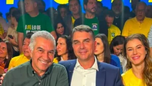 Com Riedel e Reinaldo, PL oficializa candidatura de Flávio Bolsonaro