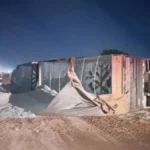 Carreta com 35 toneladas de calcário tomba em obra na BR-163