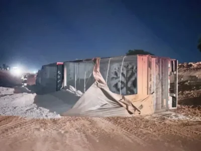 Carreta com 35 toneladas de calcário tomba em obra na BR-163