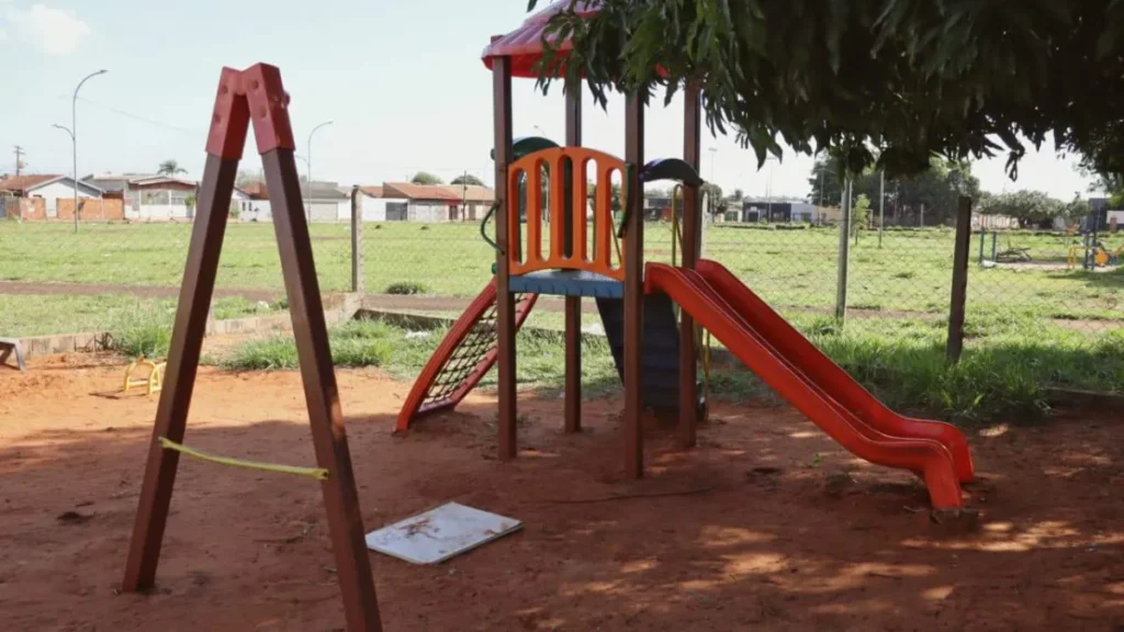 Praça sem placa: abandono apaga homenagem a menino morto