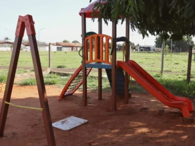 Praça sem placa: abandono apaga homenagem a menino morto