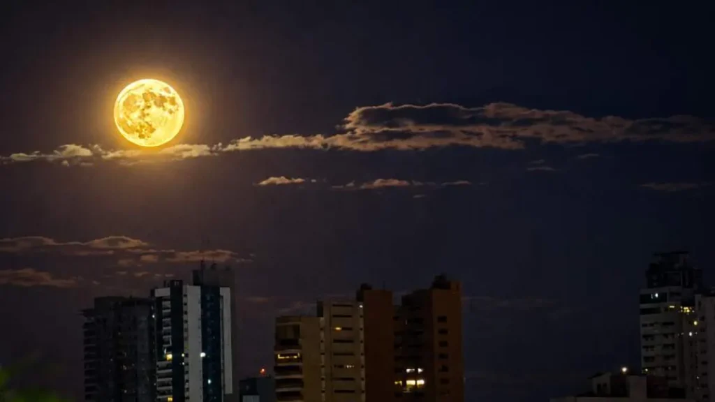 Lua dos Veados: fenômeno alaranjado encanta céu de MS