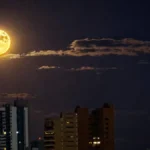 Lua dos Veados: fenômeno alaranjado encanta céu de MS