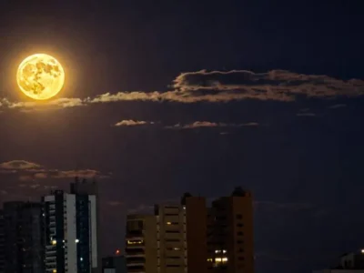 Lua dos Veados: fenômeno alaranjado encanta céu de MS