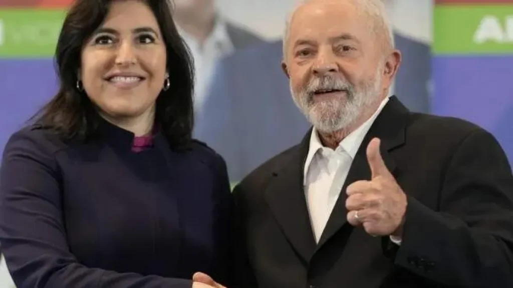 Lula é multado em R$ 15 mil por pedir votos a Simone Tebet