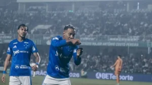 Cruzeiro vence Coritiba e assume 7º lugar no Brasileirão