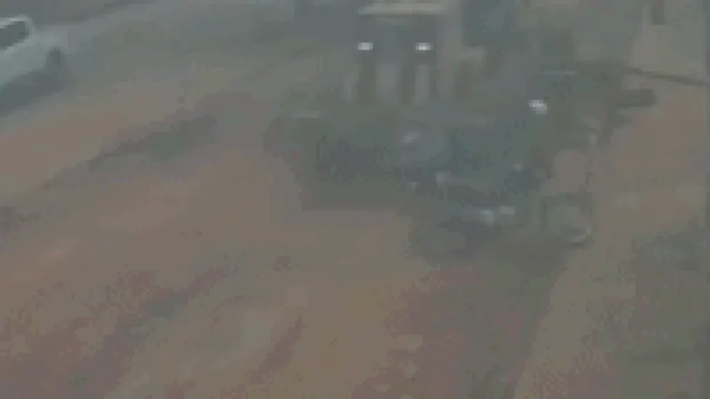Motociclista cai e é atropelado por motoniveladora em obra