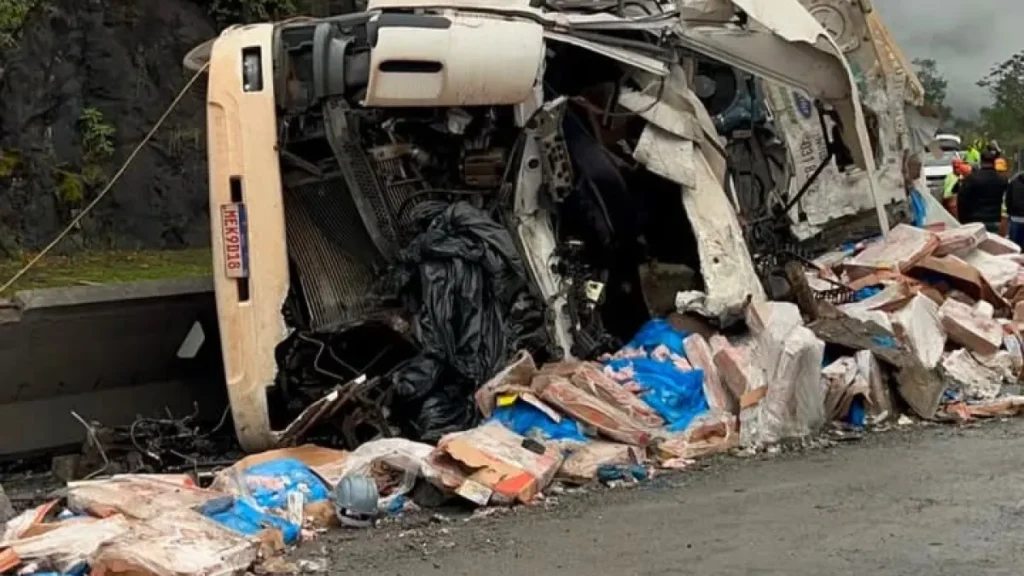 Acidente com carreta deixa morto e fere seis na BR-277