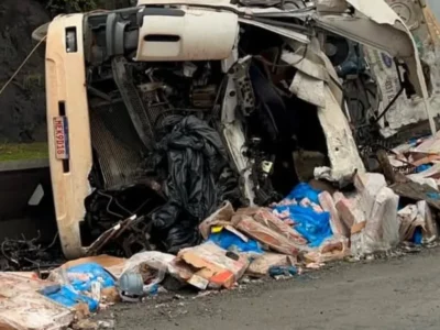 Acidente com carreta deixa morto e fere seis na BR-277