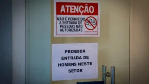 Idosa trancada e desnutrida é resgatada; companheiro preso em academia