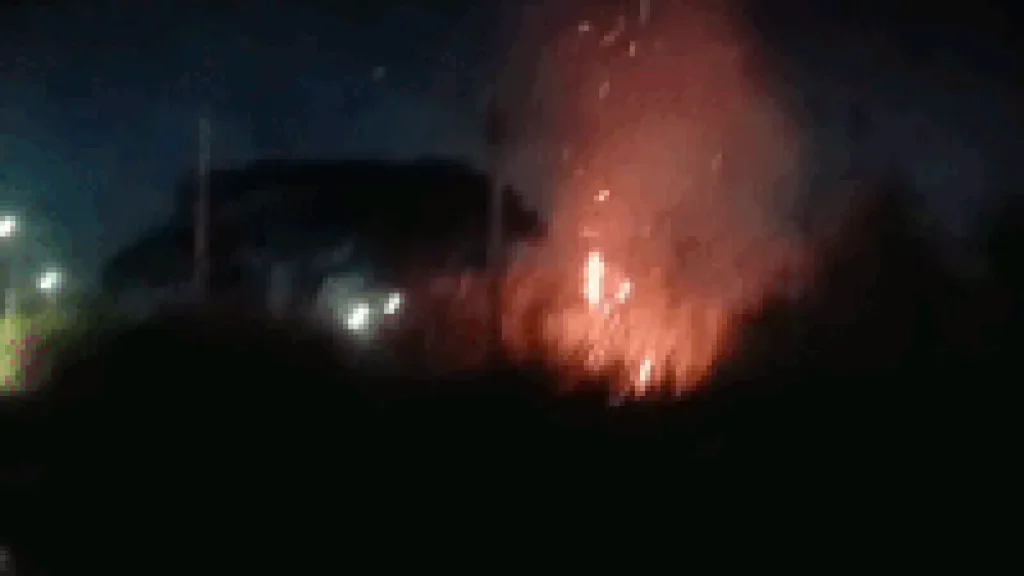 Incêndio em terreno baldio cobre bairro de Campo Grande com fumaça