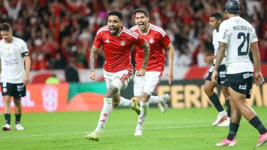 Internacional vence Corinthians por 2 a 0 e abre vantagem nas oitavas