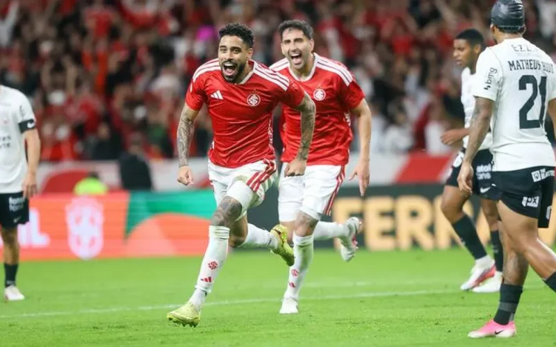 Internacional vence Corinthians por 2 a 0 e abre vantagem nas oitavas