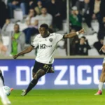 Atlético-MG marca no fim e avança às quartas da Copa do Brasil