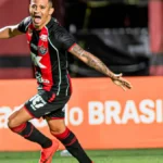 Vitória goleia Athletico-PR por 4 a 0 e avança às quartas da Copa do Brasil