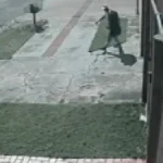 Ladrão foge carregando TV nas costas após invadir casa na Vila Ipiranga