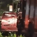 Caminhão tomba após acidente com F-1000 e trava trânsito na Av. Heráclito