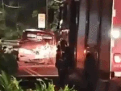Caminhão tomba após acidente com F-1000 e trava trânsito na Av. Heráclito