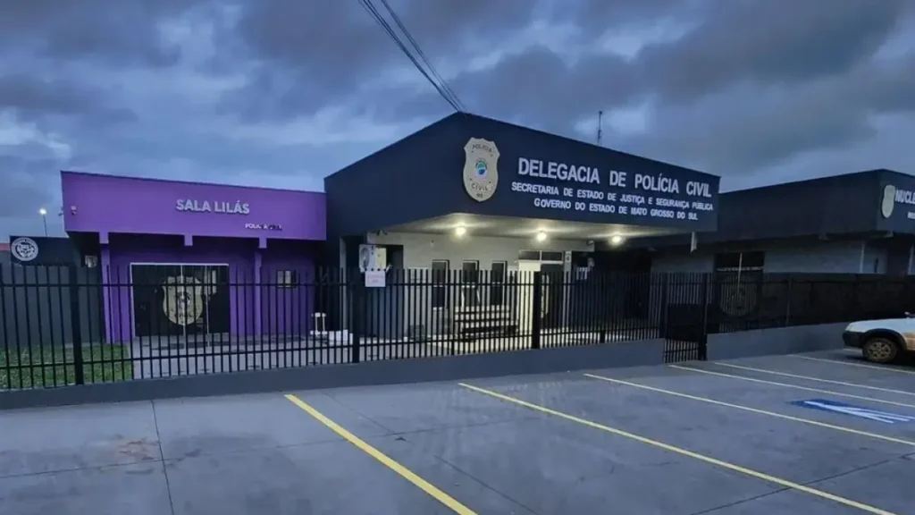 Jovem é morto com dez tiros ao abrir portão de casa em Costa Rica