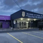 Jovem é morto com dez tiros ao abrir portão de casa em Costa Rica
