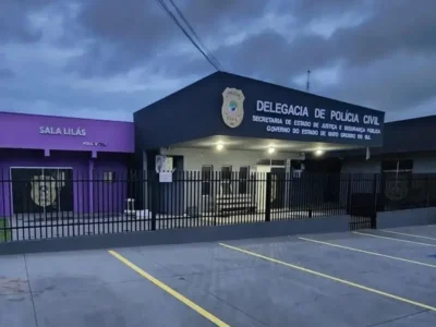 Jovem é morto com dez tiros ao abrir portão de casa em Costa Rica