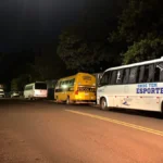 Ônibus dos Jogos Escolares travam trânsito no Estoril