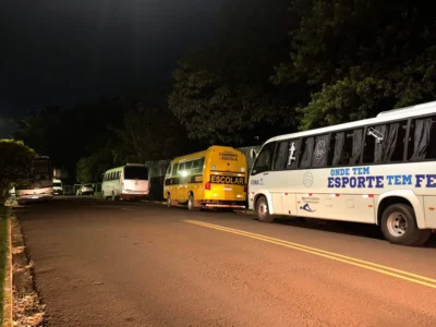 Ônibus dos Jogos Escolares travam trânsito no Estoril
