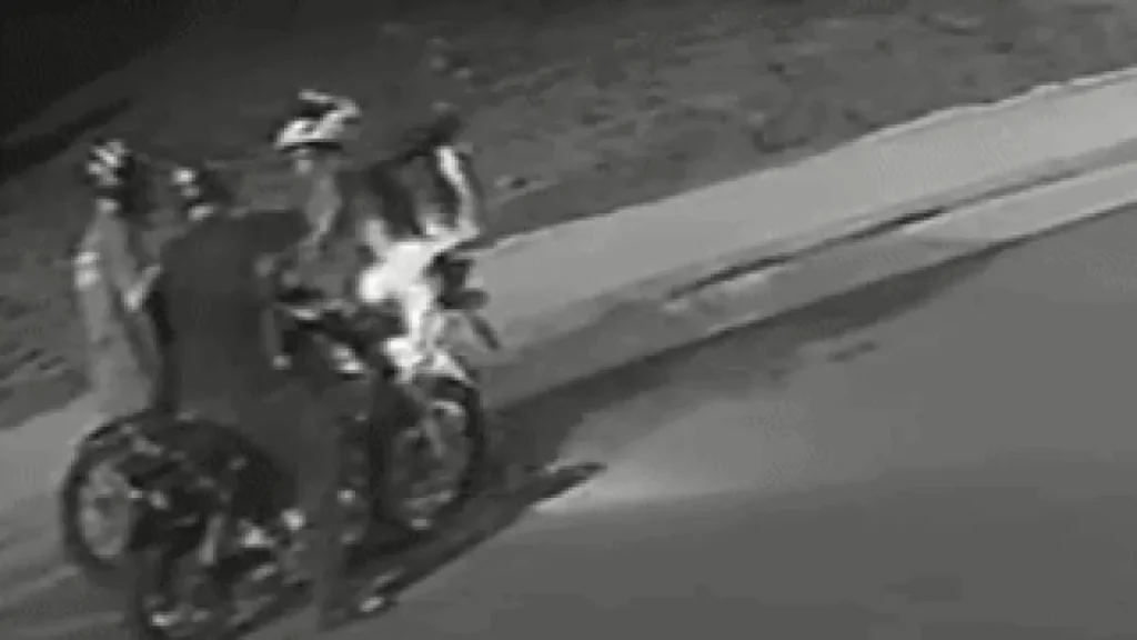 Dupla armada rouba moto e capacete de entregador em Campo Grande