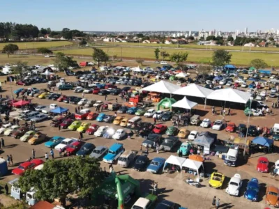 Retrocar MS: centenas de carros antigos ocupam a Praça do Papa