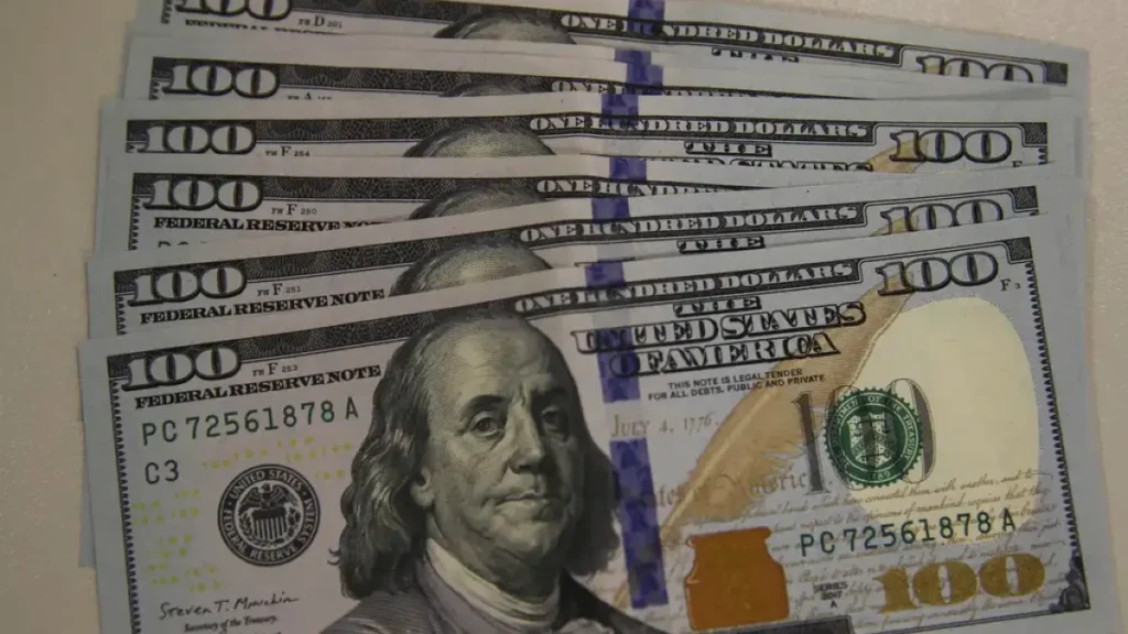Dólar sobe a R$ 5,19 e bolsa cai com saída de estrangeiros