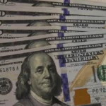 Dólar sobe a R$ 5,19 e bolsa cai com saída de estrangeiros