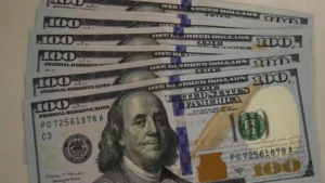 Dólar sobe a R$ 5,19 e bolsa cai com saída de estrangeiros