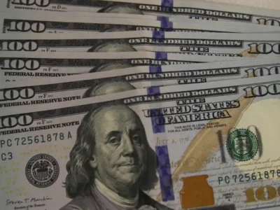 Dólar sobe a R$ 5,19 e bolsa cai com saída de estrangeiros