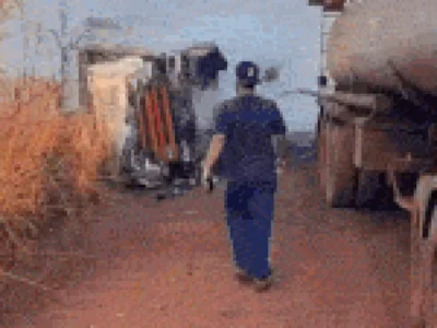 Carreta com milho tomba, pega fogo e é destruída em Sidrolândia