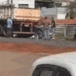 Homem foge da polícia e se esconde embaixo de caminhão em Ribas do Rio Pardo