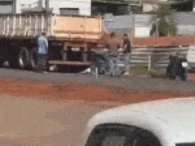 Homem foge da polícia e se esconde embaixo de caminhão em Ribas do Rio Pardo